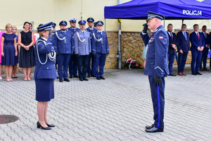 Dowódca uroczystości składa meldunek Zastępcy Komendanta Wojewódzkiego w Rzeszowie o gotowości do rozpoczęcia uroczystości.