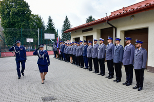 Zastępca Komendanta Wojewódzkiego w Rzeszowie dokonuje przeglądnięcia pododdziału.