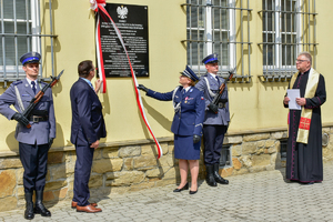 Odsłonięcie tablicy pamiątkowej.