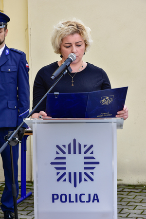 Oczytanie aktu odsłonięcia tablicy upamiętniającej funkcjonariuszy Policji związanych z powiatem strzyżowskim, walczących o granice Polski, zamordowanych przez sowietów w zbrodni katyńskiej.