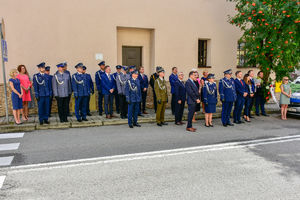 Uczestnicy uroczystości podczas odsłonięcia tablicy pamiątkowej.