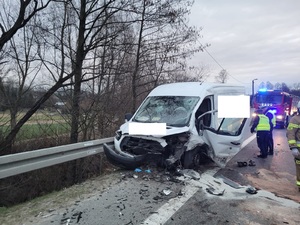 Miejsce zdarzenia.Frord Trassit bioracy udział w wypadku