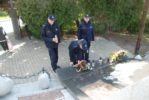 Policjanci oddający hołd przed pomnikiem Katynskim w Strzyżowie