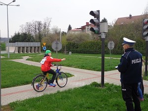 Policjant rd i uczestnik podczas pokonywania toru przeszkód