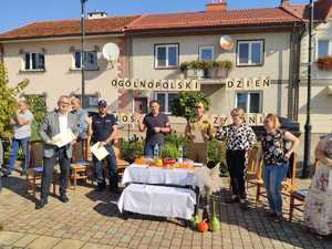 Policjant podczas uroczystości &quot;Głośnego czytania&quot;