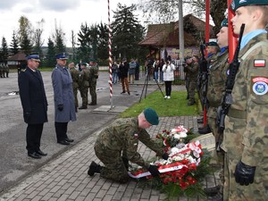 złożenie kwiatów pod pomnikiem J. Piłsudskiego