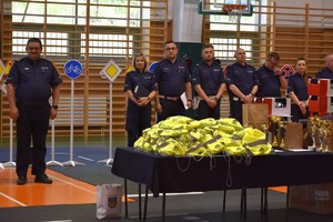 Policjanci KPP w Strzyżowie wraz z Komendantem Komendy Powiatowej Policji w Strzyżowie podczas rozdania nagród laureatom