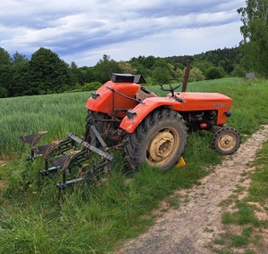 Ciągnik rolniczy na miejscu zdarzenia