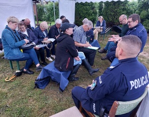 Osoby biorące udział w debacie na terenie ogródków działkowych Relax