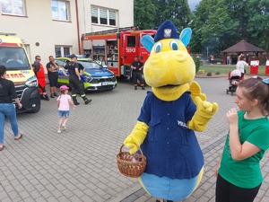 Maskotka policyjna biorąca udział w pikniku.