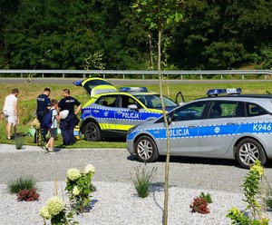 Policjanci biorący udział w akcji promocyjnej bezpieczeństwo nad wodą.