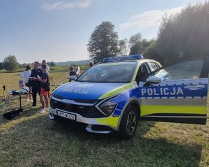 Policjant biorący udział w pikniku.