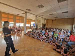 Policjantka przedstawiająca prelekcję związaną z bezpieczną drogą do szkoły.