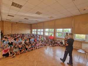 Policjantka przedstawiająca prelekcję związaną z bezpieczną drogą do szkoły.