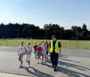 Policjant wraz z grupa dzieci.