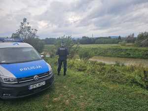 Policjant nad rzeką Wisłok.