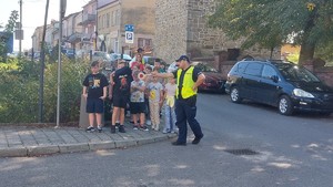 Grupa uczniów z policjantem.