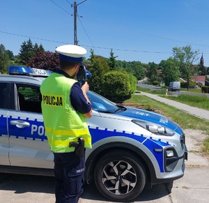 Policjant dokonujący pomiaru prędkości.