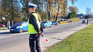 Policjanci w rejonie drogi obok cmentarza.