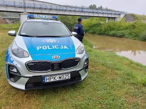Policjant kontrolujący poziom rzeki Wisłok w powiecie strzyżowskim.
