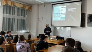 Policjantka z KPP w Strzyżowie wyświetlająca prezentację dotyczącą cyberbezpieczeństwa