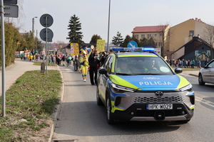 Samochód policyjny na czele pochodu