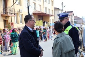 Funkcjonariusz KPP Strzyżów wraz z organizatorami marszu
