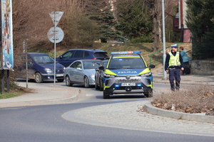 Policjant kierujący ruchem drogowym na czas odbywającego się marszu