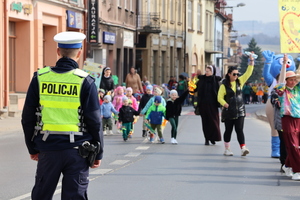 Policjant kierujący ruchem drogowym na czas odbywającego się marszu