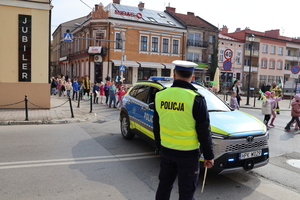 Policjant kierujący ruchem drogowym na czas odbywającego się marszu