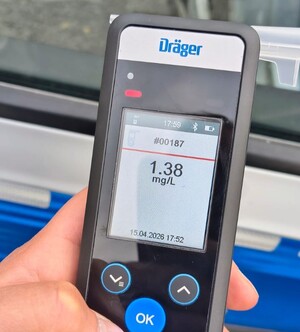 Urządzenie pomiarowe na zawartość alkoholu w organizmie ze wskazaniem 1.38mg/l.