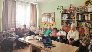 Grupa seniorów biorących udział w spotkaniu z dzielnicowym za Strzyżowa.