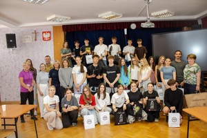 Zdjęcie grupowe uczestników gry oraz organizatorów.