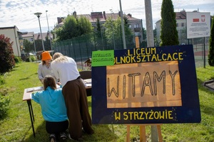 Tablica promująca grę profilaktyczną. Napis na tablicy "Liceum ogólnokształcące wita w Strzyżowie".