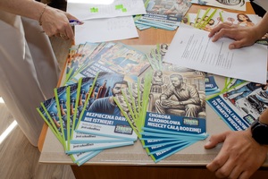 Materiały promocyjne - ulotki na stoisku zorganizowanym przez Gminną Komisję Rozwiązywania Problemów Alkoholowych w Strzyżowie