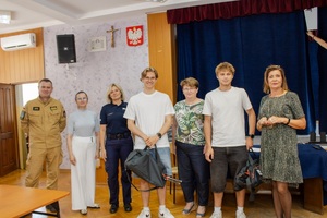 Nagrodzeniu uczestnicy gry profilaktycznej otrzymujący dyplomy i nagrody.
