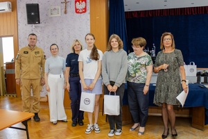 Nagrodzeniu uczestnicy gry profilaktycznej otrzymujący dyplomy i nagrody.