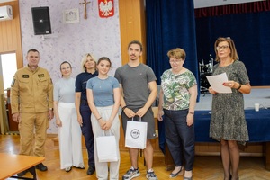 Nagrodzeniu uczestnicy gry profilaktycznej otrzymujący dyplomy i nagrody.