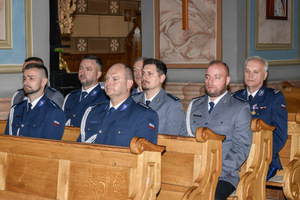 Funkcjonariusze KPP w Strzyżowie na mszy świętej poprzedzającej uroczystość.