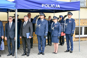 Funkcjonariusze oraz zaproszeni goście podczas podnoszenia flagi państwowej.