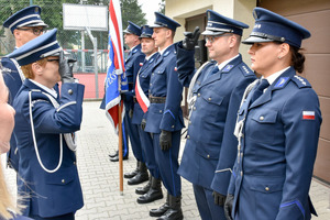 Pierwszy Zastępca Komendanta Wojewódzkiego Policji w Rzeszowie wraz z Komendantem Powiatowym w Strzyżowie wręczający policjantom nominacje na wyższe stopnie policyjne.