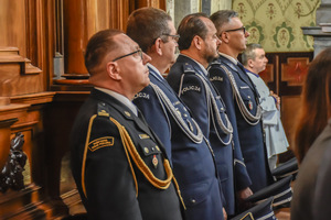 Kierownictwo KPP w Strzyżowie oraz zaproszeni goście na mszy świętej poprzedzającej uroczystość.